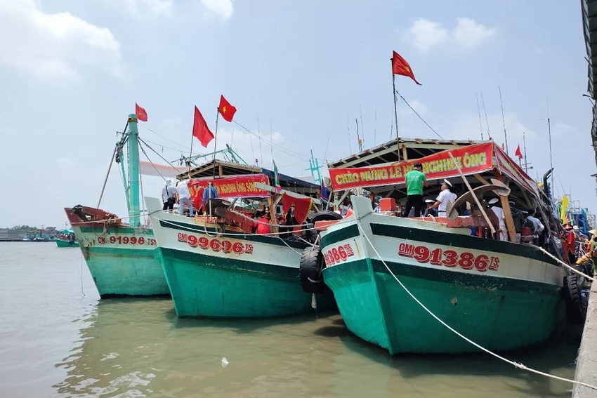 Cảnh 3 con tàu lớn kết dính nhau sắp khởi hành đi nghinh Ông. Ảnh: CTV