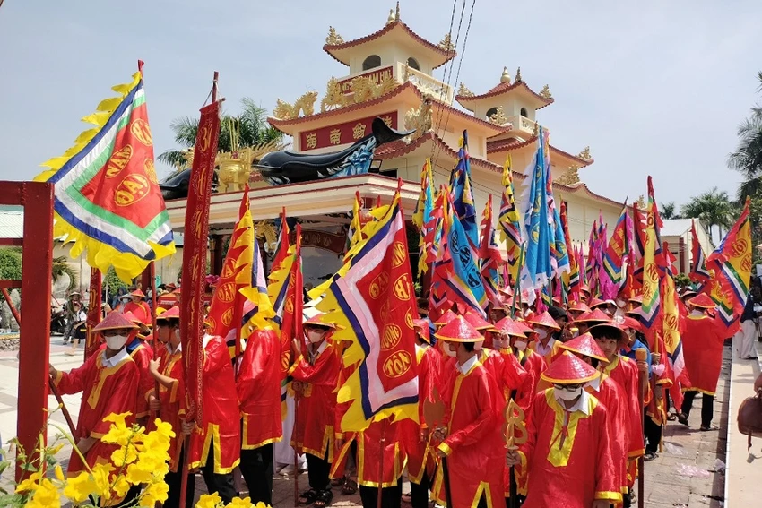 Cảnh cờ phướn rực rỡ của lễ hội đủ làm du khách sung sướng. Ảnh: CTV.