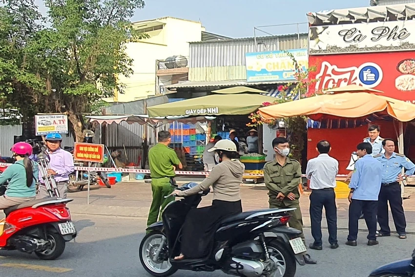 UBND thành phố Cà Mau thông tin vụ cưỡng chế này thực chất là tháo dỡ nhà giùm cho người vi phạm. Ảnh: TRẦN VŨ UBND thành phố Cà Mau thông tin vụ cưỡng chế này thực chất là tháo dỡ nhà giùm cho người vi phạm. Ảnh: TRẦN VŨ