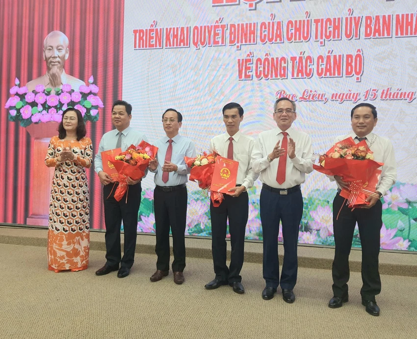 Lãnh đạo tỉnh Bạc Liêu trao Quyết định cho các Giám đốc Sở mới tách. Ảnh: CTV Lãnh đạo tỉnh Bạc Liêu trao Quyết định cho các Giám đốc Sở mới tách. Ảnh: CTV