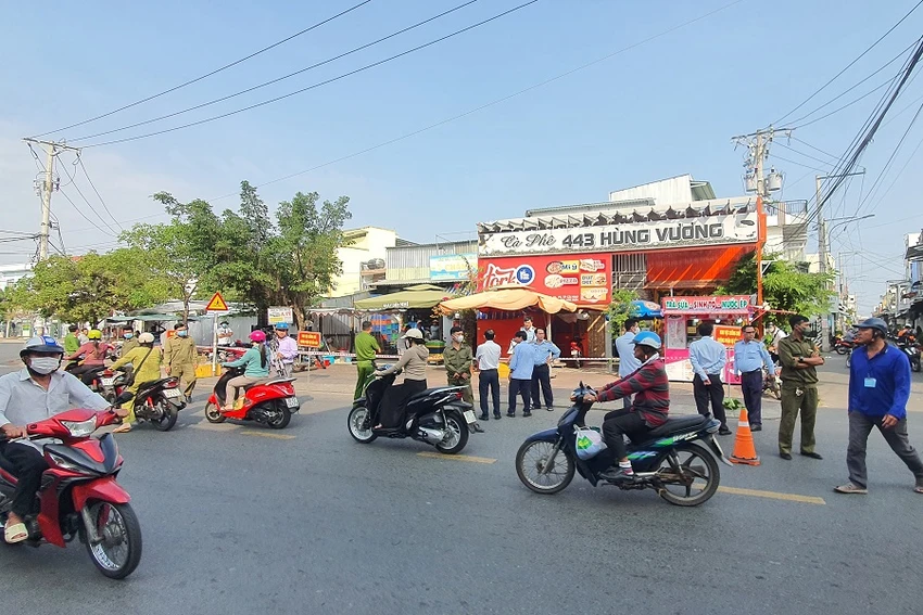 Có biên bản ông Cột xin Đoàn cưỡng chế tháo dỡ nhà giùm nhưng ông vẫn phải trả chi phí cưỡng chế. Ảnh: TRẦN VŨ Có biên bản ông Cột xin Đoàn cưỡng chế tháo dỡ nhà giùm nhưng ông vẫn phải trả chi phí cưỡng chế. Ảnh: TRẦN VŨ