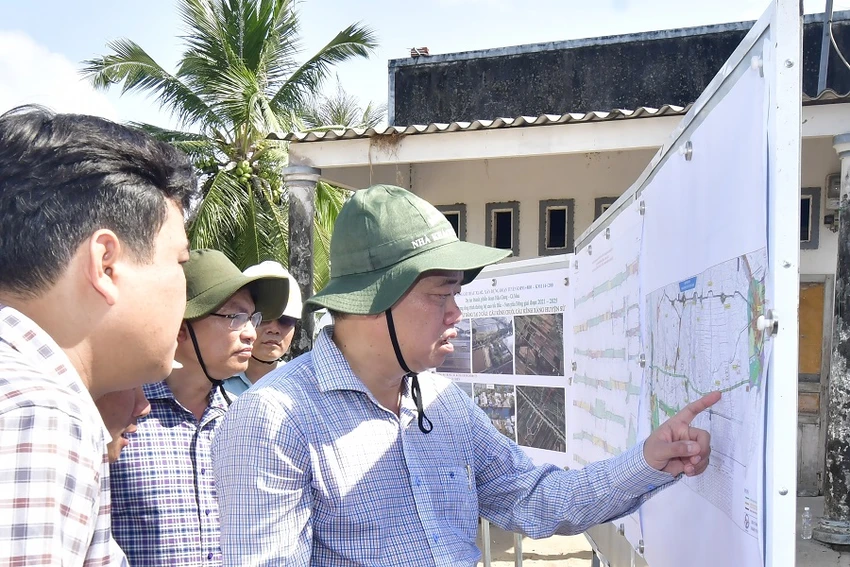 Ông Huỳnh Quốc Việt, Chủ tịch UBND tỉnh Cà Mau đi thực địa tại huyện Thới Bình kiểm tra công tác giải phóng mặt bằng cho dự án cao tốc Bắc Nam. Ảnh CTV.