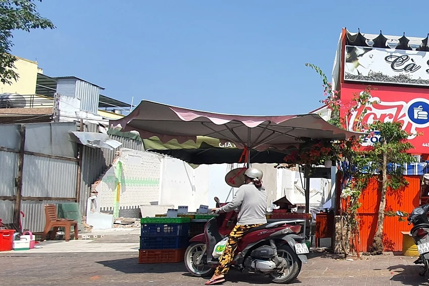 Ông Cột hiện che dù để bán hột vịt và đã gửi đơn tố giác. Ảnh: TRẦN VŨ Ông Cột hiện che dù để bán hột vịt và đã gửi đơn tố giác. Ảnh: TRẦN VŨ