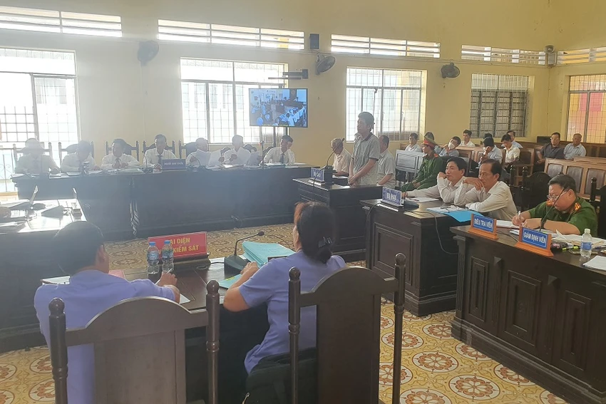 Phiên xử 2 cựu giám đốc Sở xây dựng Cà Mau chiều 26-4-2023. Ảnh: TRẦN VŨ Phiên xử 2 cựu giám đốc Sở xây dựng Cà Mau chiều 26-4-2023. Ảnh: TRẦN VŨ