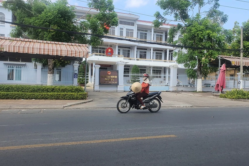 VKS tỉnh Bạc Liêu không bác bỏ và cũng không cung cấp thông tin một kiểm sát viên bị bắt giam hôm 28-4-2023. Ảnh: TRẦN VŨ VKS tỉnh Bạc Liêu không bác bỏ và cũng không cung cấp thông tin một kiểm sát viên bị bắt giam hôm 28-4-2023. Ảnh: TRẦN VŨ