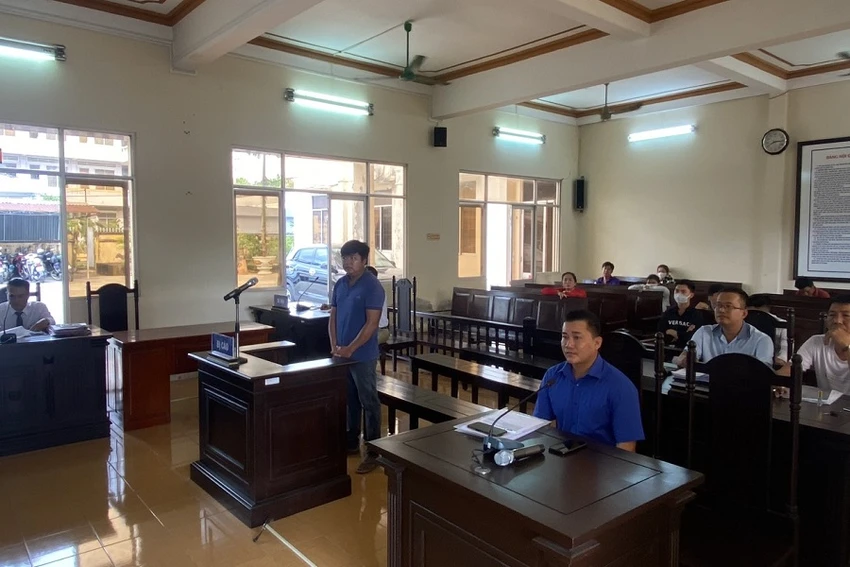 Phiên phúc thẩm vụ thợ hàn làm cháy cửa hàng, gây thiệt hại 21 tỷ đồng sáng 8-5. Ảnh: TRẦN VŨ
