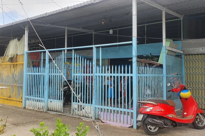 Lại Phương Thuý có 3 con nhỏ 9, 11 và 13 tuổi hiện do bà ngoại bệnh tật trông coi. Ảnh: TRẦN VŨ Lại Phương Thuý có 3 con nhỏ 9, 11 và 13 tuổi hiện do bà ngoại bệnh tật trông coi. Ảnh: TRẦN VŨ