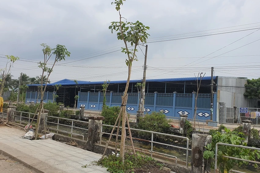 Khu đất tranh chấp đã xây dựng nhà xưởng bạc tỷ. Ảnh: TRẦN VŨ Khu đất tranh chấp đã xây dựng nhà xưởng bạc tỷ. Ảnh: TRẦN VŨ
