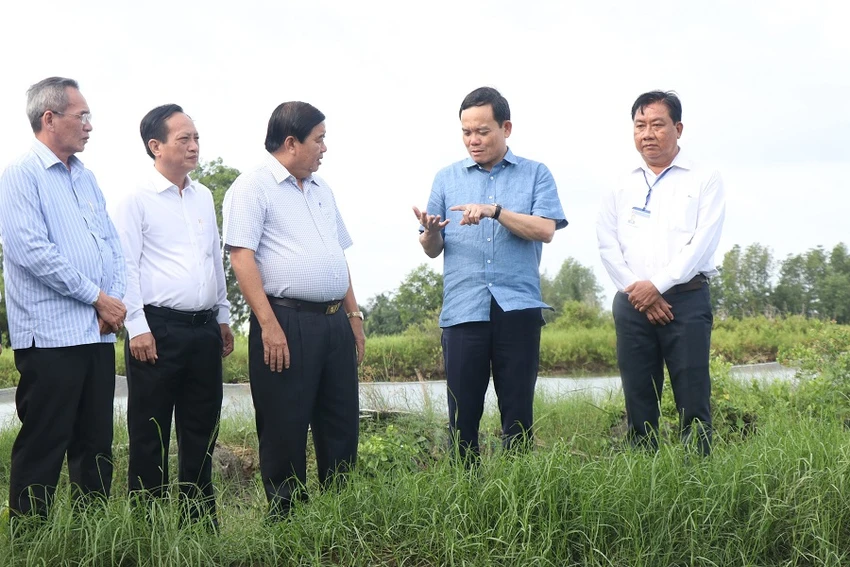 Phó thủ tướng Trần Lưu Quang (Thứ 2 từ phải sang) cùng lãnh đạo tỉnh Bạc Liêu khảo sát các mô hình phát triển kinh tế liên quan đến 3 chương trình MTQG tại tỉnh này. Ảnh: CTV Phó thủ tướng Trần Lưu Quang (Thứ 2 từ phải sang) cùng lãnh đạo tỉnh Bạc Liêu khảo sát các mô hình phát triển kinh tế liên quan đến 3 chương trình MTQG tại tỉnh này. Ảnh: CTV