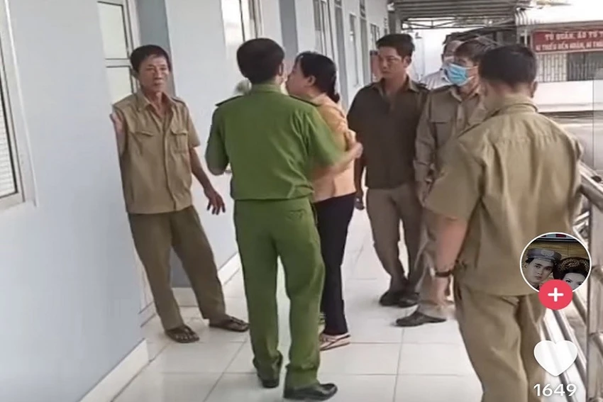 Cảnh người nhà nữ nhân viên y tế tự vẫn đến tìm lãnh đạo cơ quan con gái mình đòi đánh. Ảnh: CTV Cảnh người nhà nữ nhân viên y tế tự vẫn đến tìm lãnh đạo cơ quan con gái mình đòi đánh. Ảnh: CTV