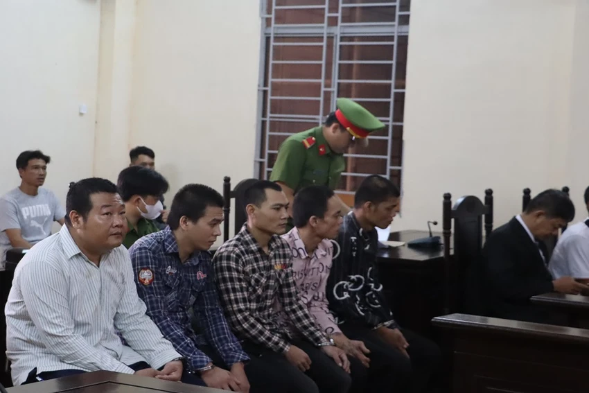Năm bị cáo tại phiên xét xử sơ thẩm sáng 7-9. Ảnh: CTV Năm bị cáo tại phiên xét xử sơ thẩm sáng 7-9. Ảnh: CTV