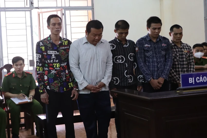 Năm bị cáo nghe tòa tuyên án chiều 7-9. Ảnh: CTV Năm bị cáo nghe tòa tuyên án chiều 7-9. Ảnh: CTV