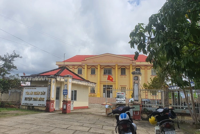Toà án huyện Thới Bình đã Quyết định đình chỉ giải quyết thủ tục phá sản Công ty MEKONG Việt Nam từ 15-8-2023, trong khi ngày 17-8-2023, Chi cục THADS bảo Toà đang làm nên mình không làm. Ảnh: TRẦN VŨ Toà án huyện Thới Bình đã Quyết định đình chỉ giải quyết thủ tục phá sản Công ty MEKONG Việt Nam từ 15-8-2023, trong khi ngày 17-8-2023, Chi cục THADS bảo Toà đang làm nên mình không làm. Ảnh: TRẦN VŨ