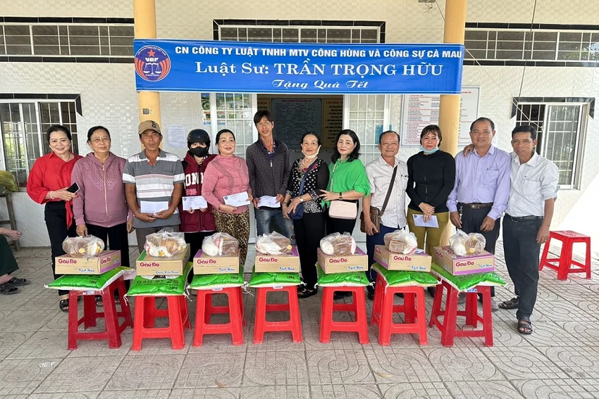 Nhieu-luat-su-dem-tet-ao-no-cho-nguoi-ngheo-Ca-Mau2.jpg